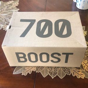 Men’s Yeezy Boost 700 size 11